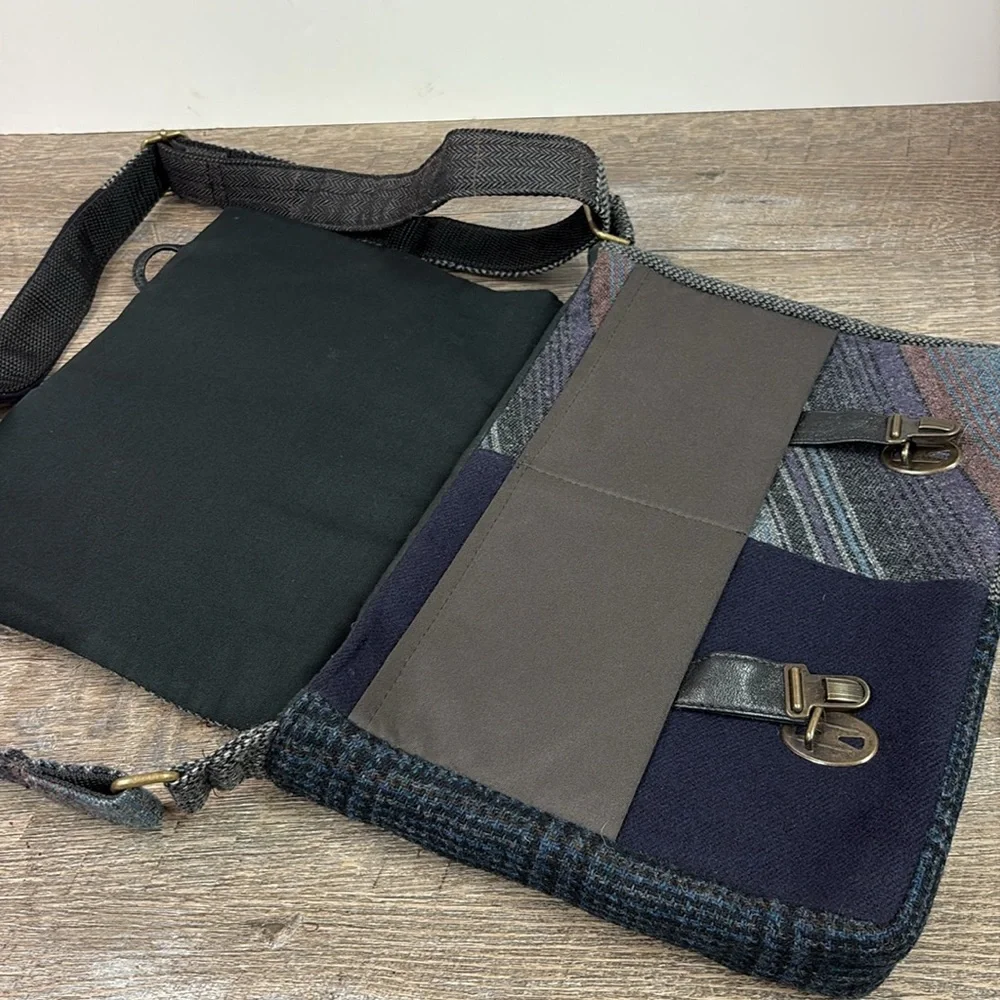 Finnigan 15” Laptop Messenger Bag
